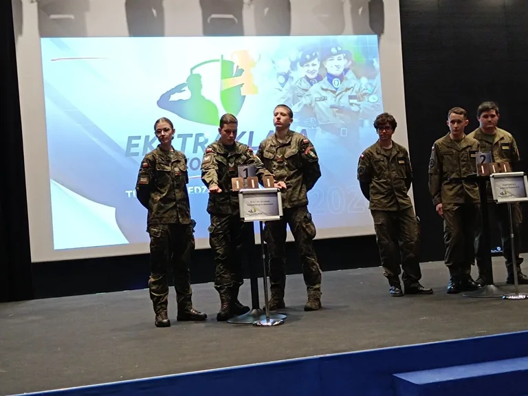 Kadeci z ZS nr 1 w Ostrowi Mazowieckiej na szczycie (zdjęcia)