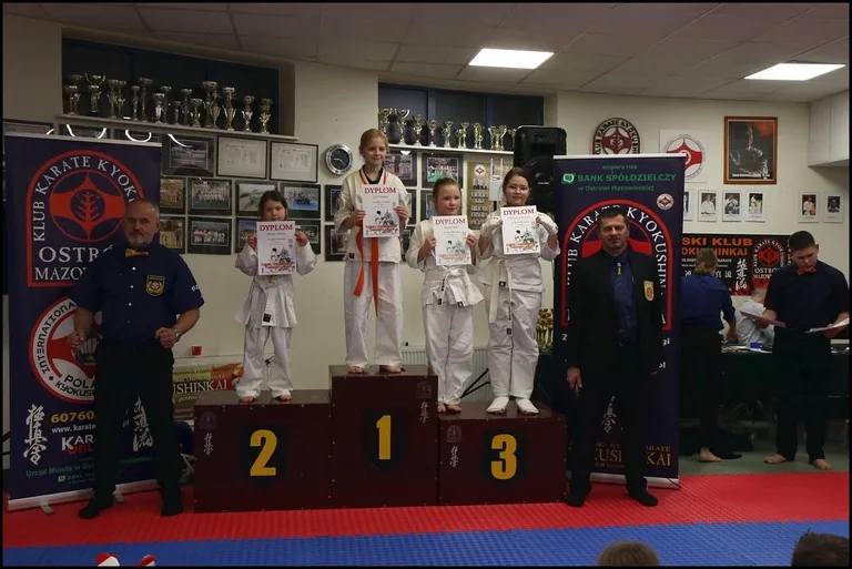 Turniej Mikołajkowy w Ostrowskim Klubie Karate Kyokushinkai (zdjęcia)
