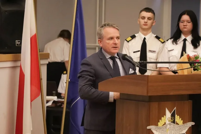 Uroczyste pasowanie pierwszoklasistów Technikum Lotniczego w Nagoszewie (zdjęcia)
