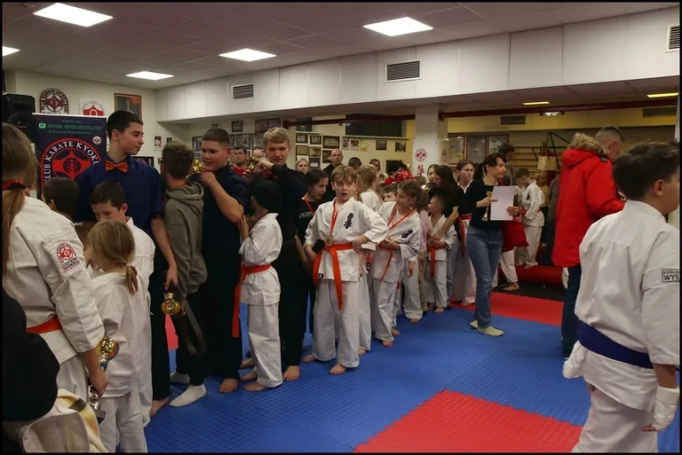 Turniej Mikołajkowy w Ostrowskim Klubie Karate Kyokushinkai (zdjęcia)