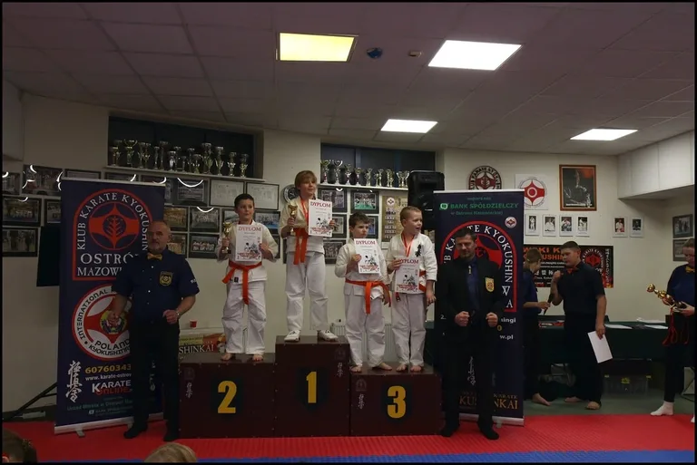 Turniej Mikołajkowy w Ostrowskim Klubie Karate Kyokushinkai (zdjęcia)