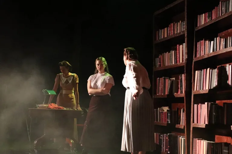 Historia i emocje na scenie. Poruszający spektakl "Cichy front" (zdjęcia)