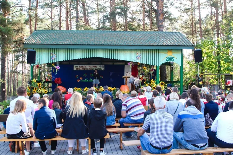 XIX Gminny Festiwal Folklorystyczny w Szkole Podstawowej w Dudach (zdjęcia)