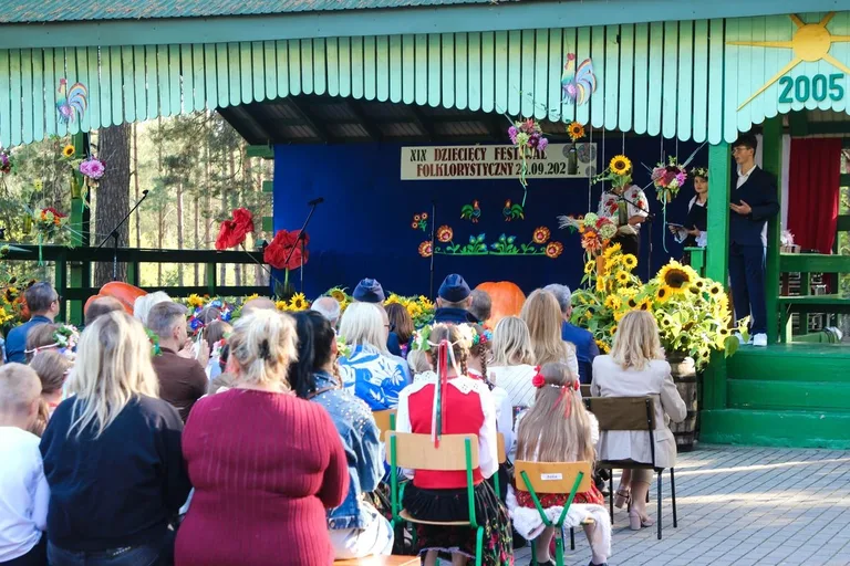 XIX Gminny Festiwal Folklorystyczny w Szkole Podstawowej w Dudach (zdjęcia)