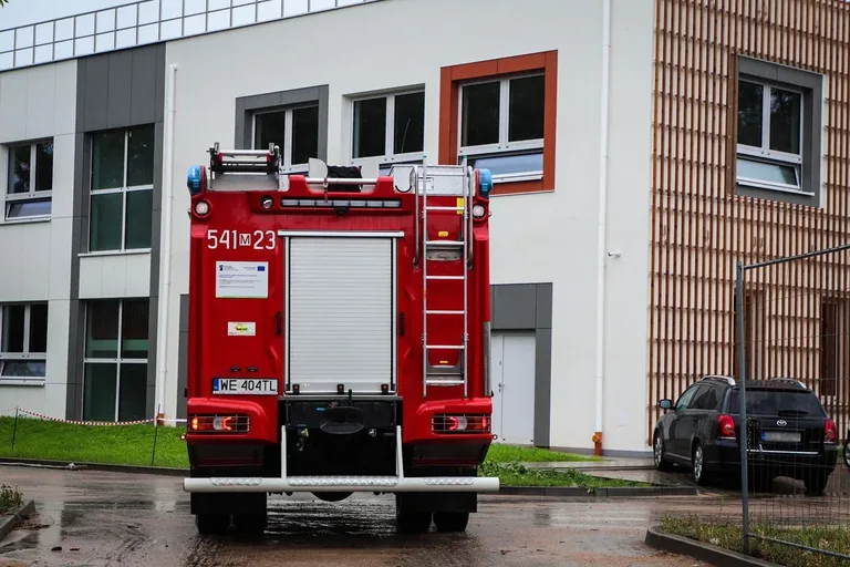 Nowa szkoła przy ulicy Partyzantów zalana. "Nie pozwolę na zagrożenie dla dzieci" mówi burmistrz (zdjęcia, wideo)