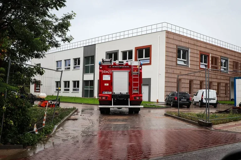 Nowa szkoła przy ulicy Partyzantów zalana. "Nie pozwolę na zagrożenie dla dzieci" mówi burmistrz (zdjęcia, wideo)
