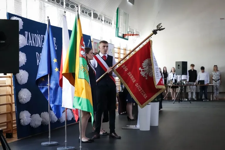Żegnaj szkoło! Uczniowie "Rubinka" kończą rok szkolny i zaczynają wakacje (zdjęcia)
