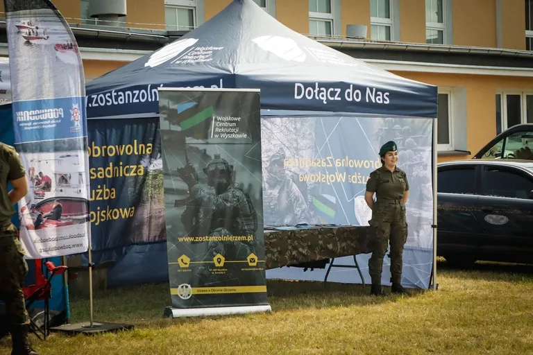 Piknik sportowo-historyczny i 7. Bieg Pamięci Absolwentów Szkoły Podchorążych Piechoty w Komorowie (zdjęcia)
