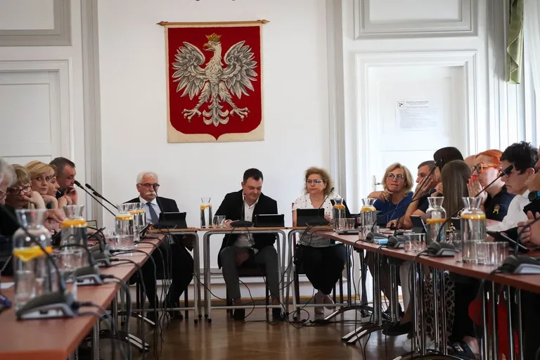 Burmistrz będzie zarabiał od poprzednika o 30 proc. czy niecałe 20 proc. mniej? Zależy kto liczy (zdjęcia)