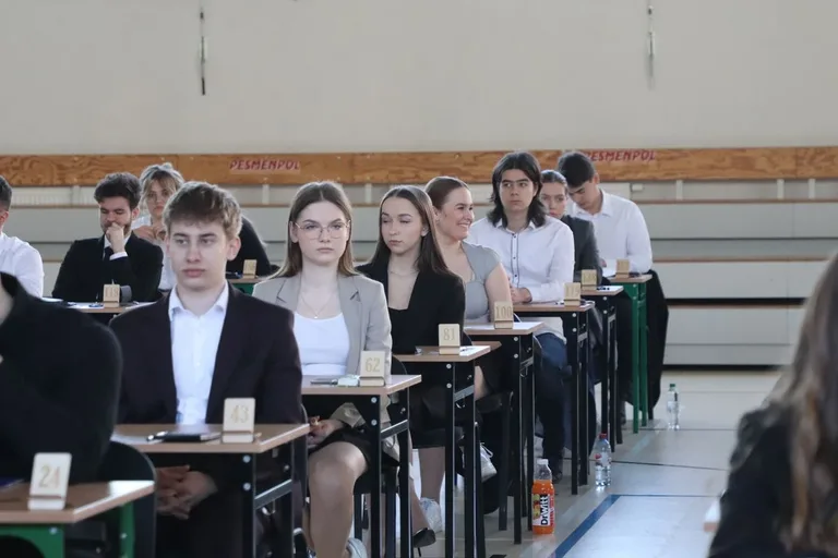 Maturzyści z "Koperniczka" mierzą się dziś z matematyką (zdjęcia)