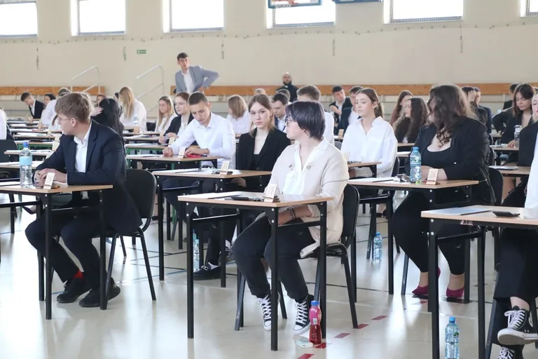 Maturzyści z "Koperniczka" mierzą się dziś z matematyką (zdjęcia)