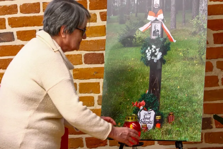 "Granatowy Garnizon Ziemi Ostrowskiej w katyńskich grobach": Wieczór pamięci w bibliotece (zdjęcia)