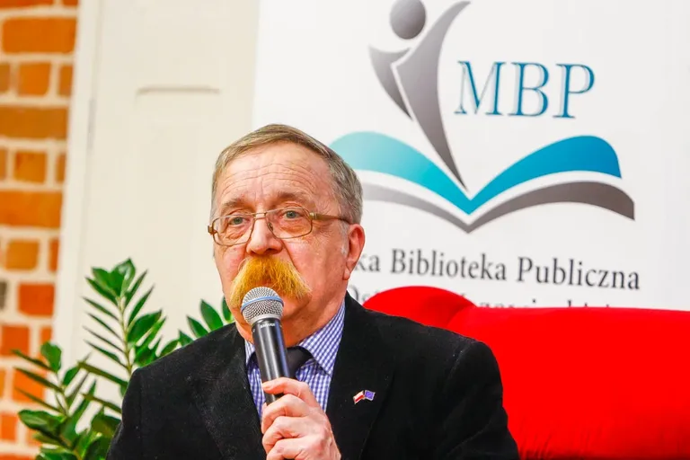 "Granatowy Garnizon Ziemi Ostrowskiej w katyńskich grobach": Wieczór pamięci w bibliotece (zdjęcia)