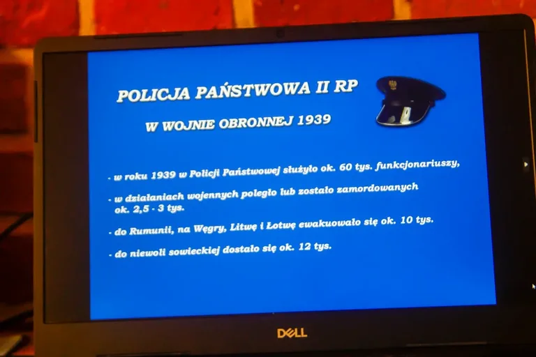 "Granatowy Garnizon Ziemi Ostrowskiej w katyńskich grobach": Wieczór pamięci w bibliotece (zdjęcia)