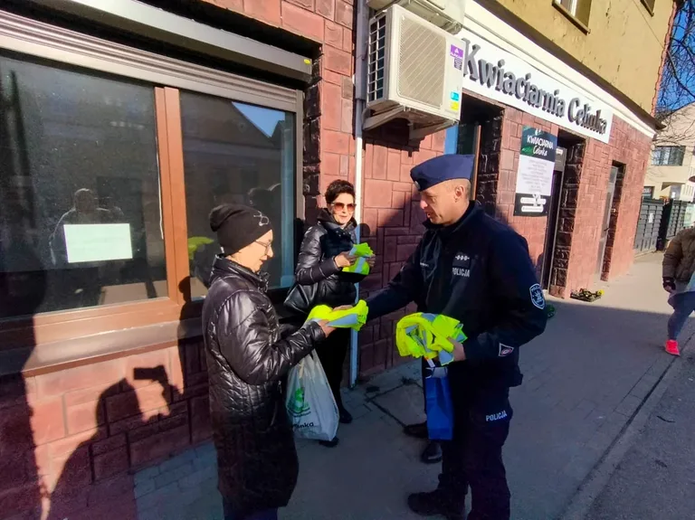 Starostwo Powiatowe i Ostrowska Policja świętowały Dzień Kobiet z bezpieczeństwem w tle (zdjęcia)