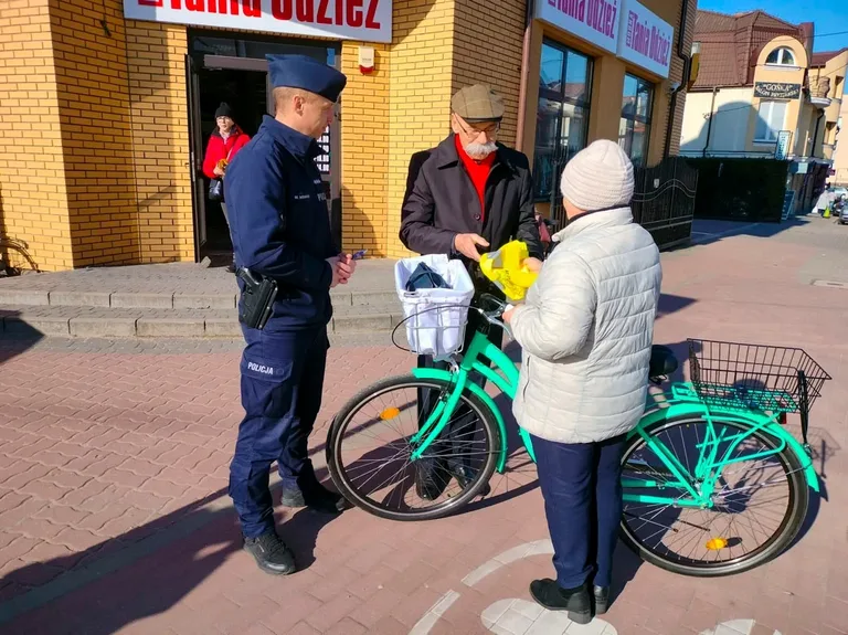 Starostwo Powiatowe i Ostrowska Policja świętowały Dzień Kobiet z bezpieczeństwem w tle (zdjęcia)