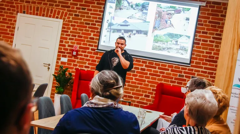 Klimatyczny wieczór w bibliotece: Rozmowa z Krzysztofem Jodłowskim (zdjęcia)