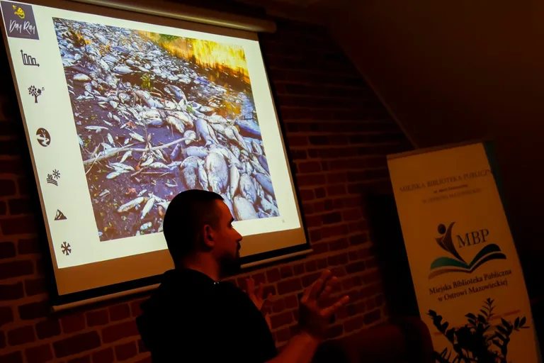 Klimatyczny wieczór w bibliotece: Rozmowa z Krzysztofem Jodłowskim (zdjęcia)