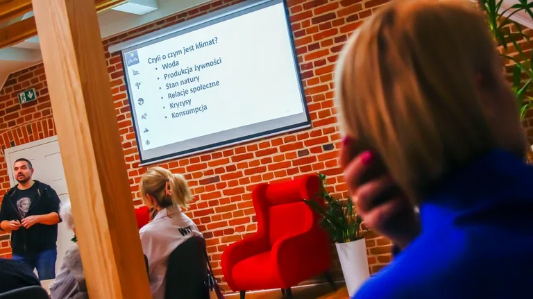 Klimatyczny wieczór w bibliotece: Rozmowa z Krzysztofem Jodłowskim (zdjęcia)