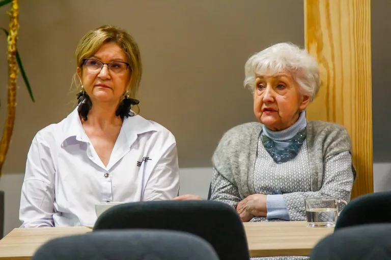 Klimatyczny wieczór w bibliotece: Rozmowa z Krzysztofem Jodłowskim (zdjęcia)
