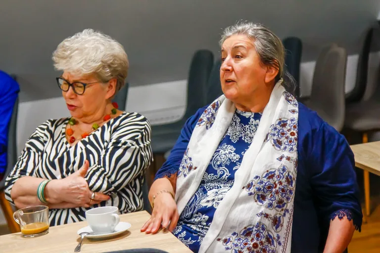 Klimatyczny wieczór w bibliotece: Rozmowa z Krzysztofem Jodłowskim (zdjęcia)