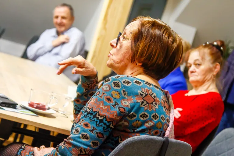 Klimatyczny wieczór w bibliotece: Rozmowa z Krzysztofem Jodłowskim (zdjęcia)
