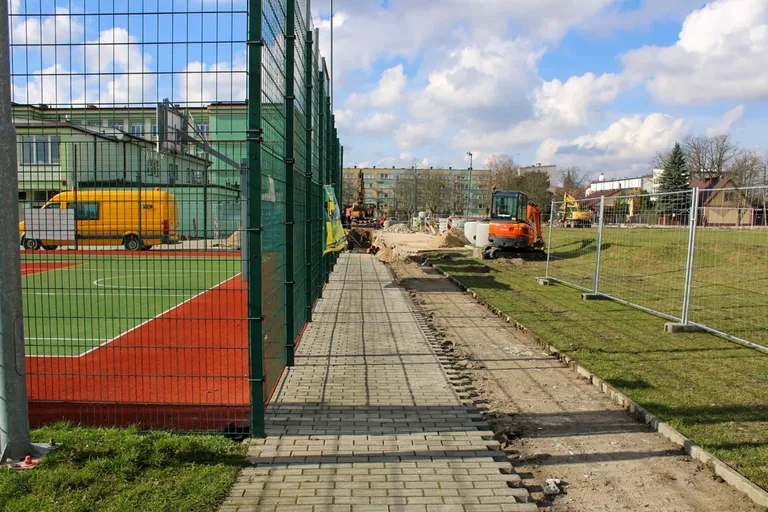  Powiat Ostrowski buduje nowoczesne boisko wielofunkcyjne! (zdjęcia)