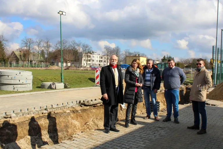  Powiat Ostrowski buduje nowoczesne boisko wielofunkcyjne! (zdjęcia)