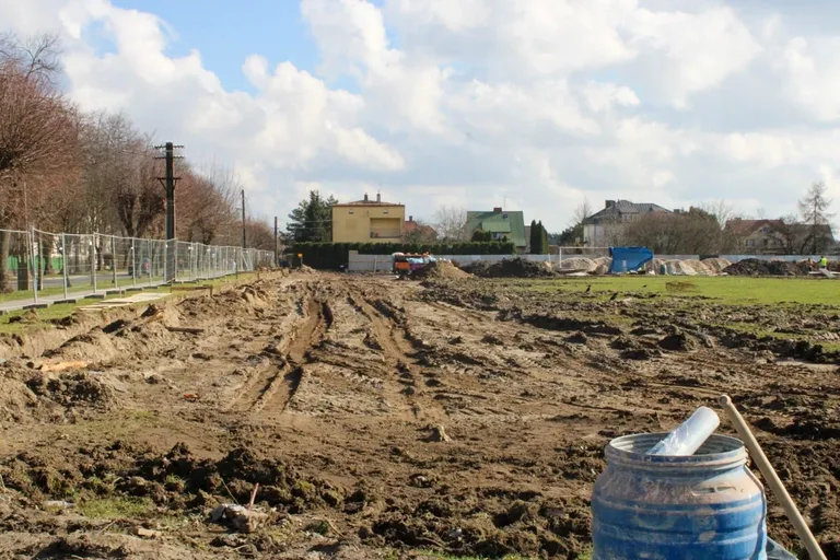  Powiat Ostrowski buduje nowoczesne boisko wielofunkcyjne! (zdjęcia)