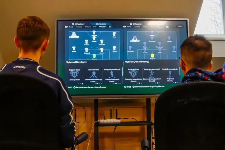 Wirtualni sportowcy, lecz prawdziwe emocje! - I Otwarty Turniej FIFA w Bibliotece (zdjęcia)