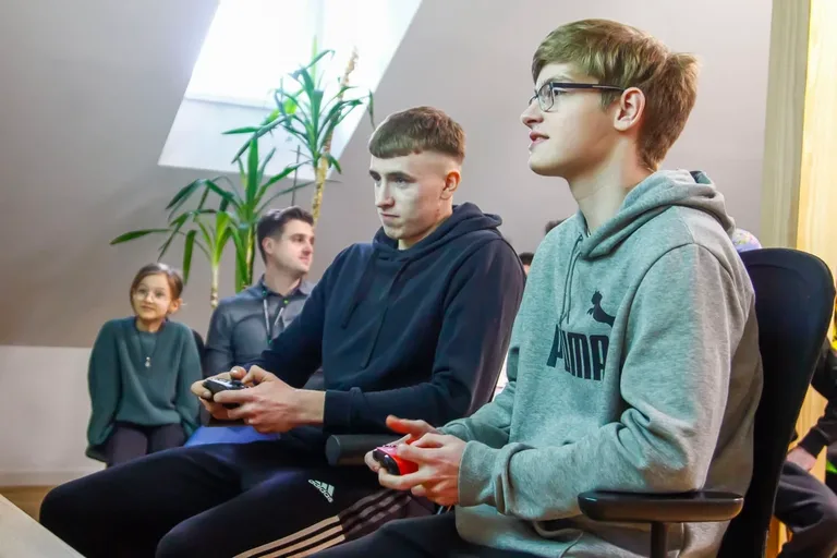 Wirtualni sportowcy, lecz prawdziwe emocje! - I Otwarty Turniej FIFA w Bibliotece (zdjęcia)