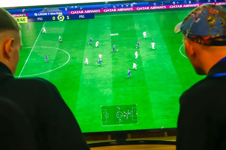 Wirtualni sportowcy, lecz prawdziwe emocje! - I Otwarty Turniej FIFA w Bibliotece (zdjęcia)