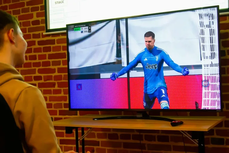 Wirtualni sportowcy, lecz prawdziwe emocje! - I Otwarty Turniej FIFA w Bibliotece (zdjęcia)