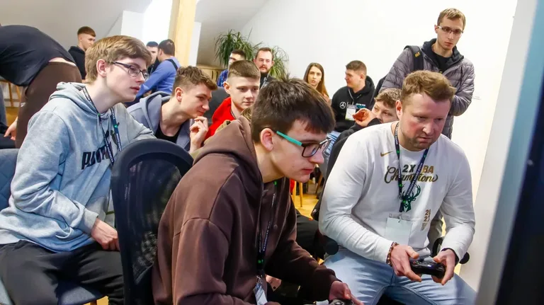 Wirtualni sportowcy, lecz prawdziwe emocje! - I Otwarty Turniej FIFA w Bibliotece (zdjęcia)