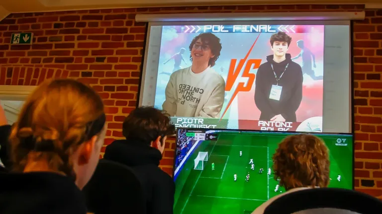 Wirtualni sportowcy, lecz prawdziwe emocje! - I Otwarty Turniej FIFA w Bibliotece (zdjęcia)