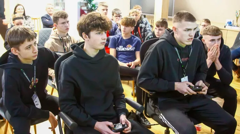 Wirtualni sportowcy, lecz prawdziwe emocje! - I Otwarty Turniej FIFA w Bibliotece (zdjęcia)