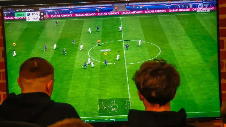 Wirtualni sportowcy, lecz prawdziwe emocje! - I Otwarty Turniej FIFA w Bibliotece (zdjęcia)