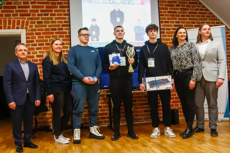 Wirtualni sportowcy, lecz prawdziwe emocje! - I Otwarty Turniej FIFA w Bibliotece (zdjęcia)