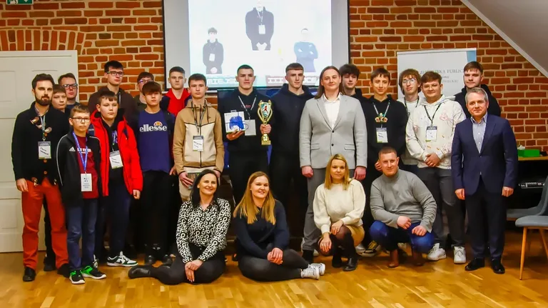 Wirtualni sportowcy, lecz prawdziwe emocje! - I Otwarty Turniej FIFA w Bibliotece (zdjęcia)
