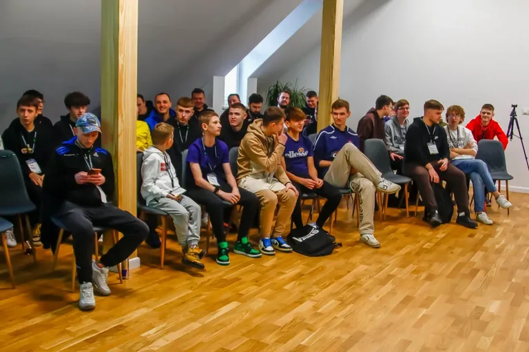 Wirtualni sportowcy, lecz prawdziwe emocje! - I Otwarty Turniej FIFA w Bibliotece (zdjęcia)