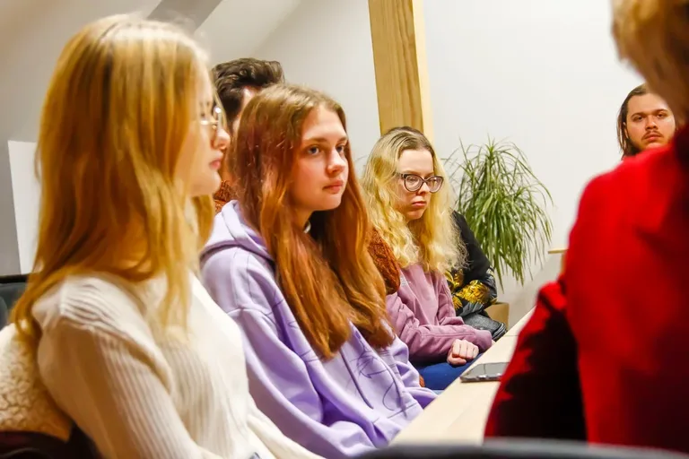 Organizacja i rozrywka - pierwsze spotkanie Wolontariatu Bibliotecznego w 2024 roku (zdjęcia)