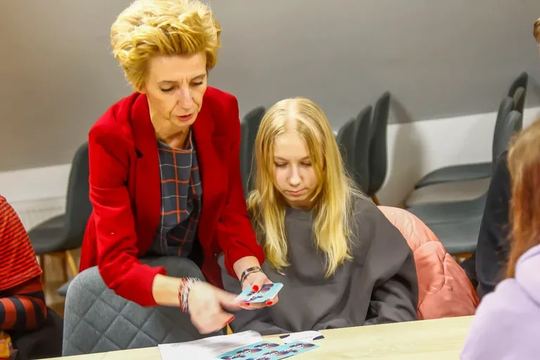 Organizacja i rozrywka - pierwsze spotkanie Wolontariatu Bibliotecznego w 2024 roku (zdjęcia)