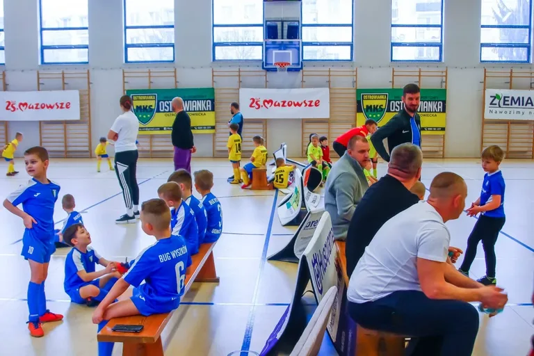 Halowe Granie, część pierwsza - przyjazna rywalizacja drużyn z rocznika 2017 (zdjęcia)