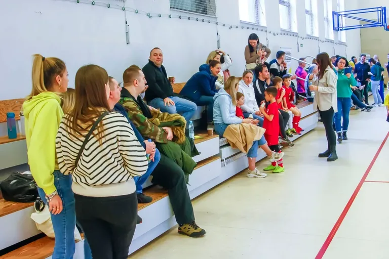 Halowe Granie, część pierwsza - przyjazna rywalizacja drużyn z rocznika 2017 (zdjęcia)