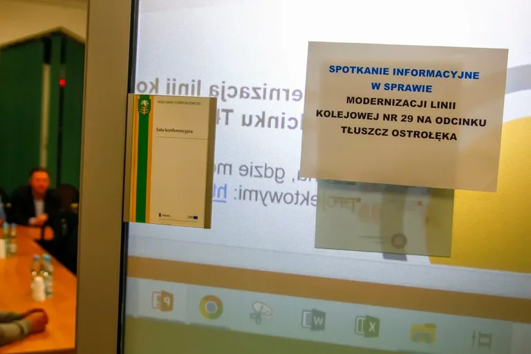 Bezpieczne przejazdy i komfortowe podróże. Modernizacja linii kolejowej nr 29 stawia na bezpieczeństwo i wygodę pasażerów (zdjęcia)