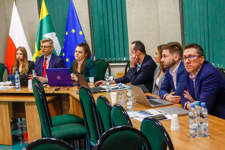 Bezpieczne przejazdy i komfortowe podróże. Modernizacja linii kolejowej nr 29 stawia na bezpieczeństwo i wygodę pasażerów (zdjęcia)