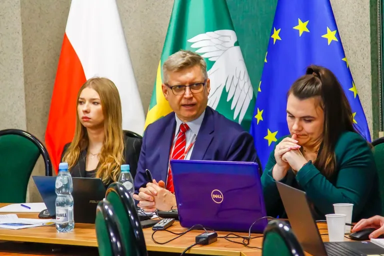 Bezpieczne przejazdy i komfortowe podróże. Modernizacja linii kolejowej nr 29 stawia na bezpieczeństwo i wygodę pasażerów (zdjęcia)