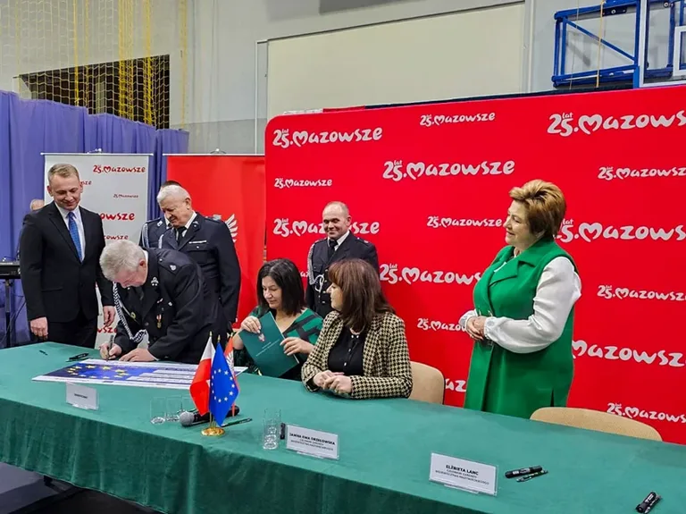 OSP w Małkini Górnej, Nurze, Komorowie i Wąsewie z nowymi wozami strażackimi dzięki wsparciu UE (zdjęcia)