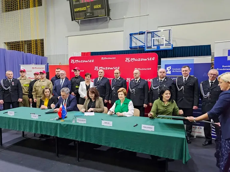 OSP w Małkini Górnej, Nurze, Komorowie i Wąsewie z nowymi wozami strażackimi dzięki wsparciu UE (zdjęcia)