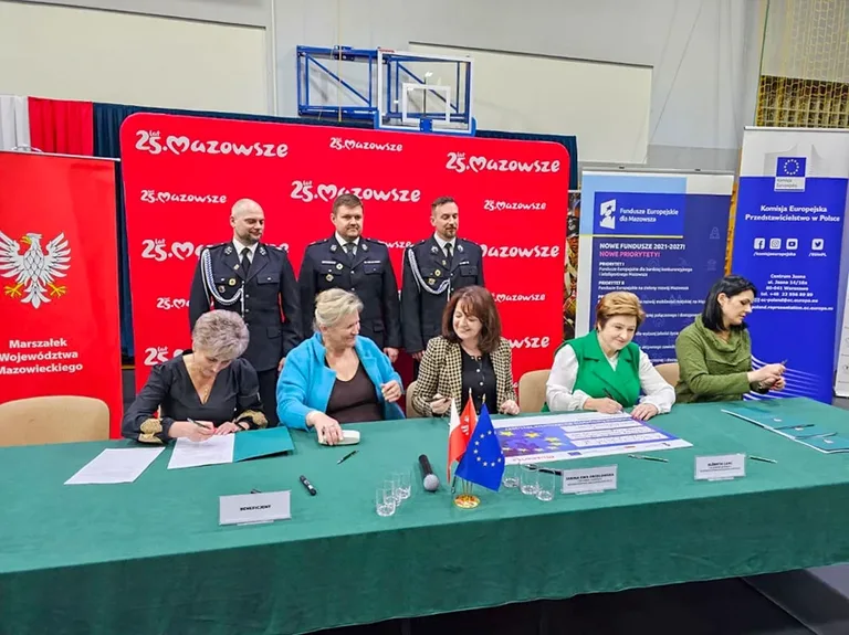 OSP w Małkini Górnej, Nurze, Komorowie i Wąsewie z nowymi wozami strażackimi dzięki wsparciu UE (zdjęcia)